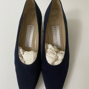 beautiful vintage navy blue Bandolino small heels.